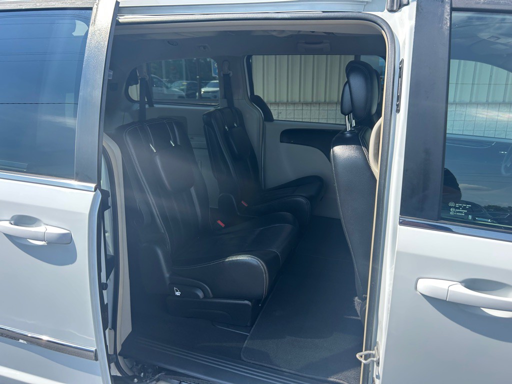 2014 Chrysler Town & Country Image 8