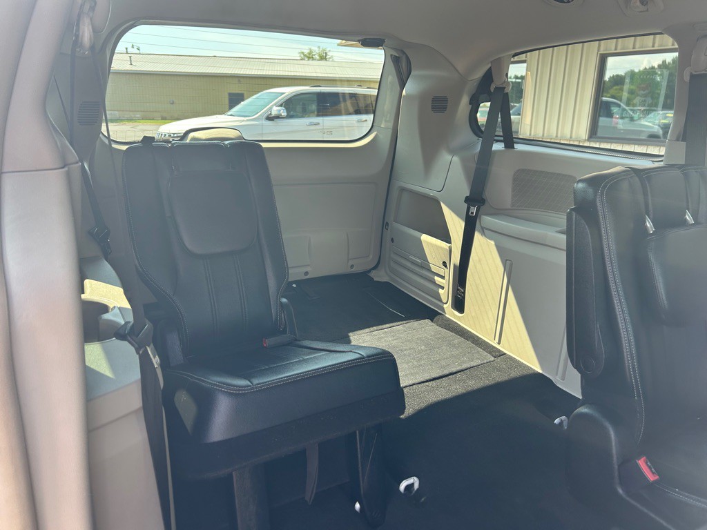 2014 Chrysler Town & Country Image 10