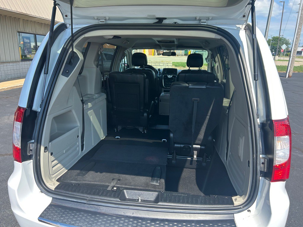 2014 Chrysler Town & Country Image 11