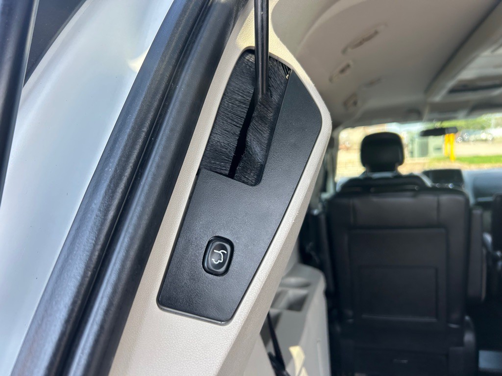2014 Chrysler Town & Country Image 12