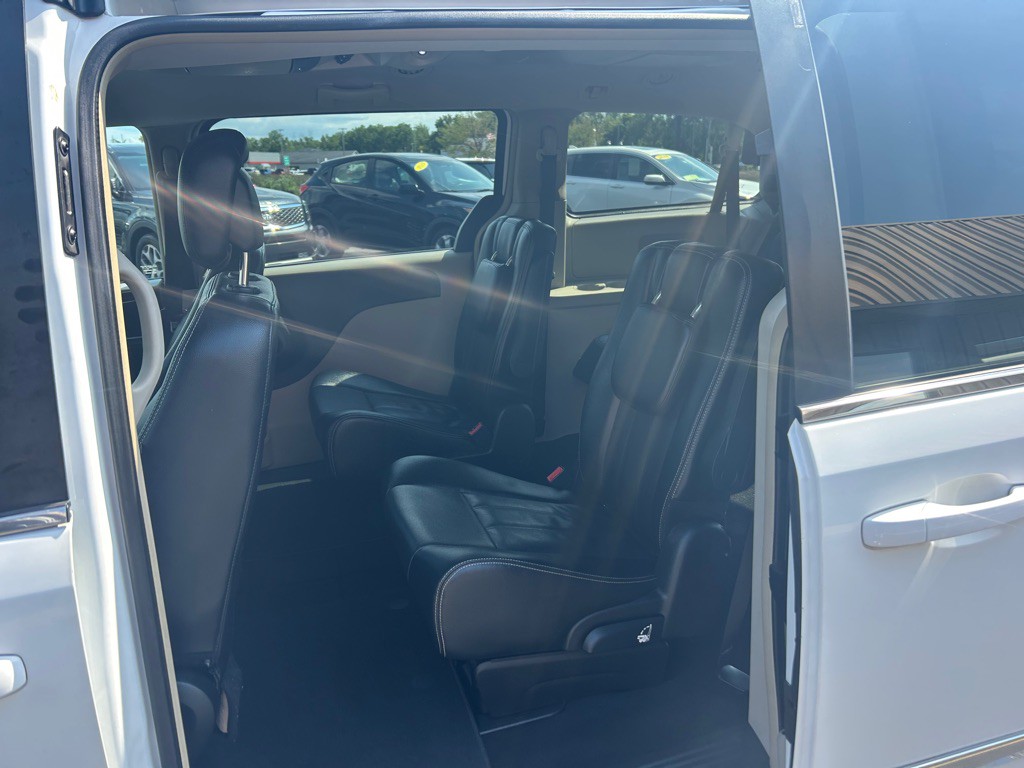 2014 Chrysler Town & Country Image 13