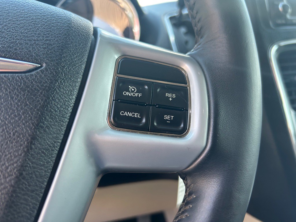 2014 Chrysler Town & Country Image 21