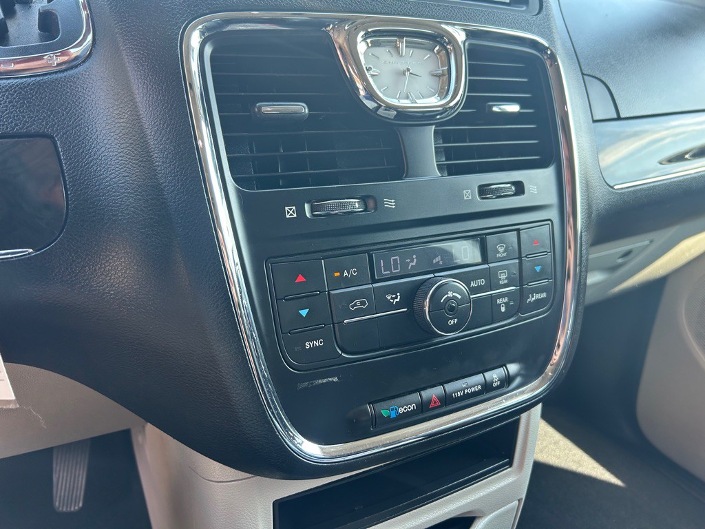 2014 Chrysler Town & Country Image 24