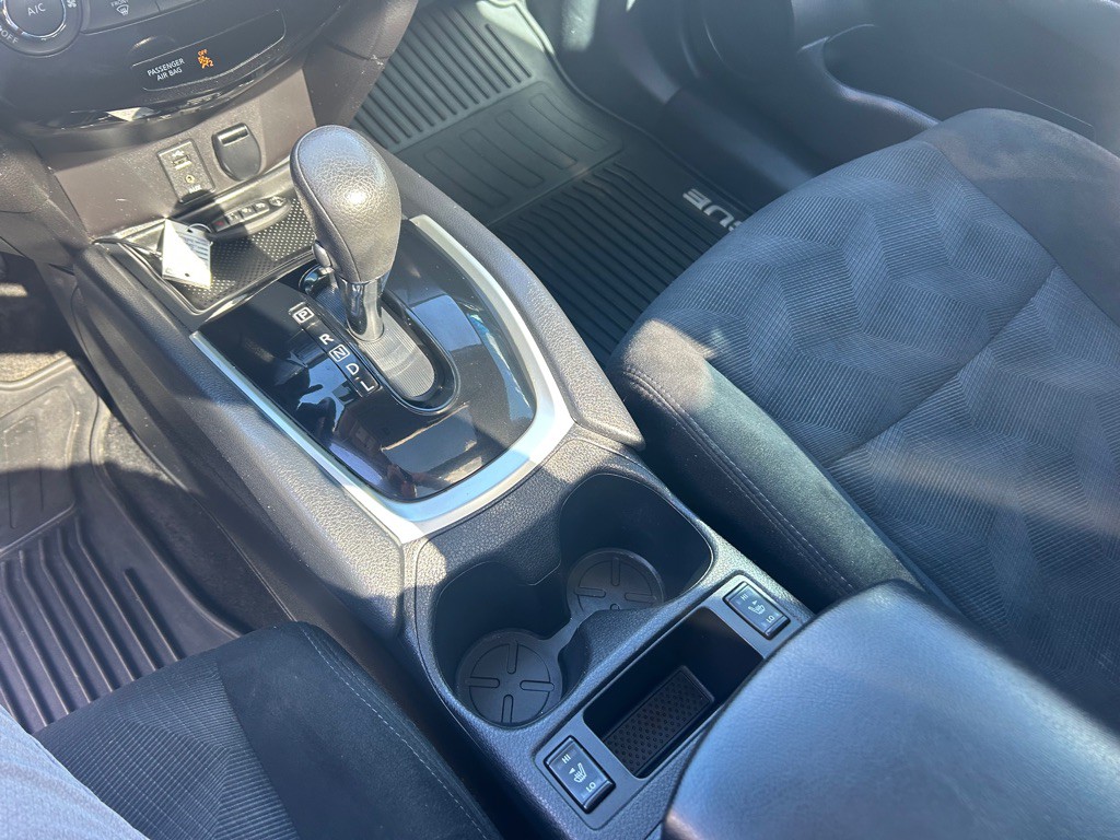 2016 Nissan Rogue Image 24