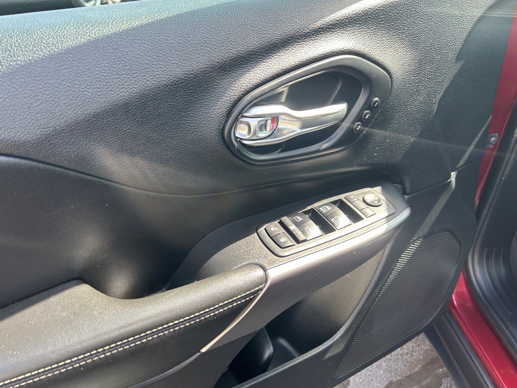 2019 Jeep Cherokee Image 16