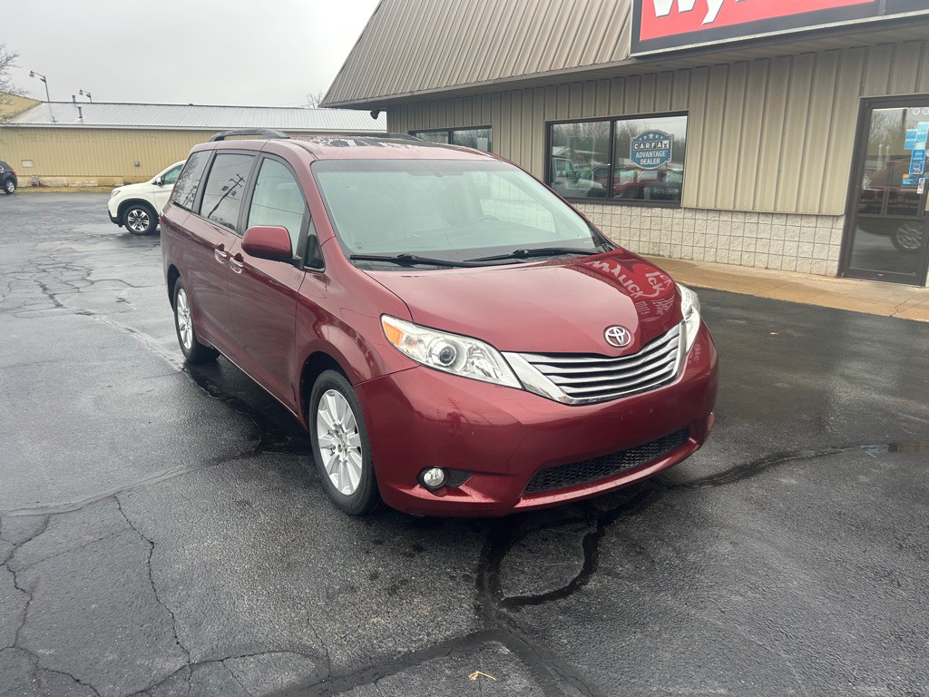 2017 Toyota Sienna Image 2