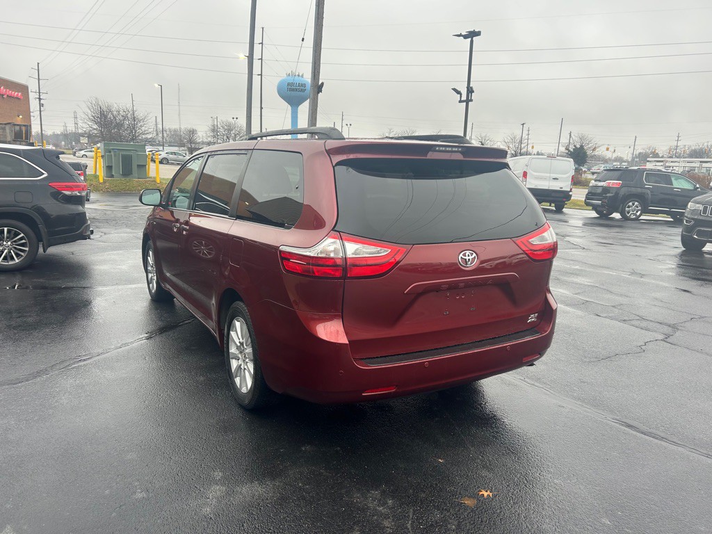 2017 Toyota Sienna Image 5