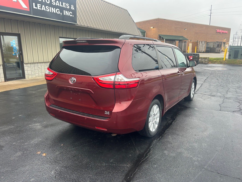 2017 Toyota Sienna Image 6