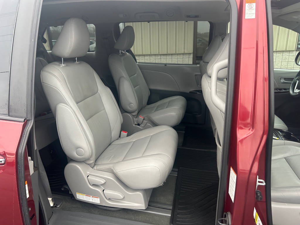 2017 Toyota Sienna Image 9