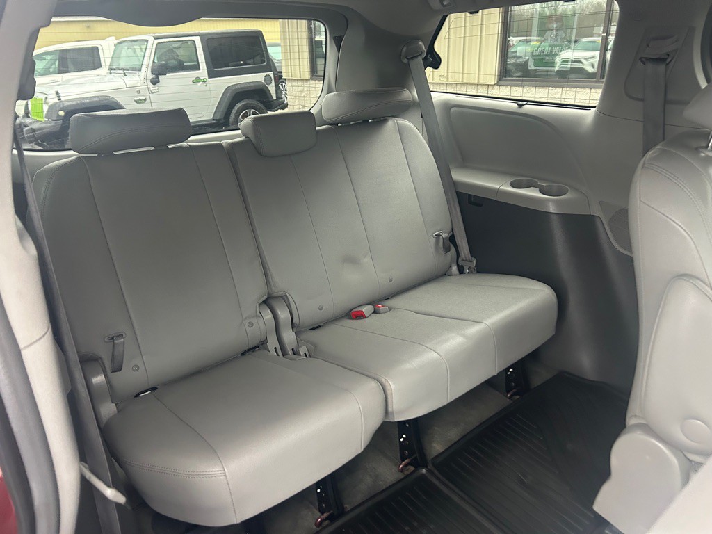 2017 Toyota Sienna Image 10