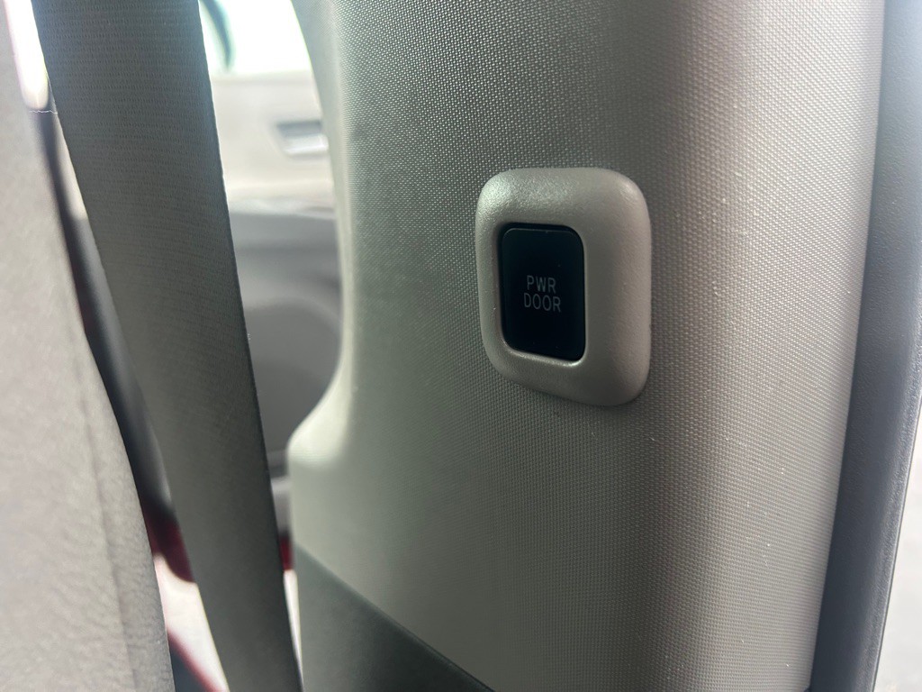 2017 Toyota Sienna Image 11