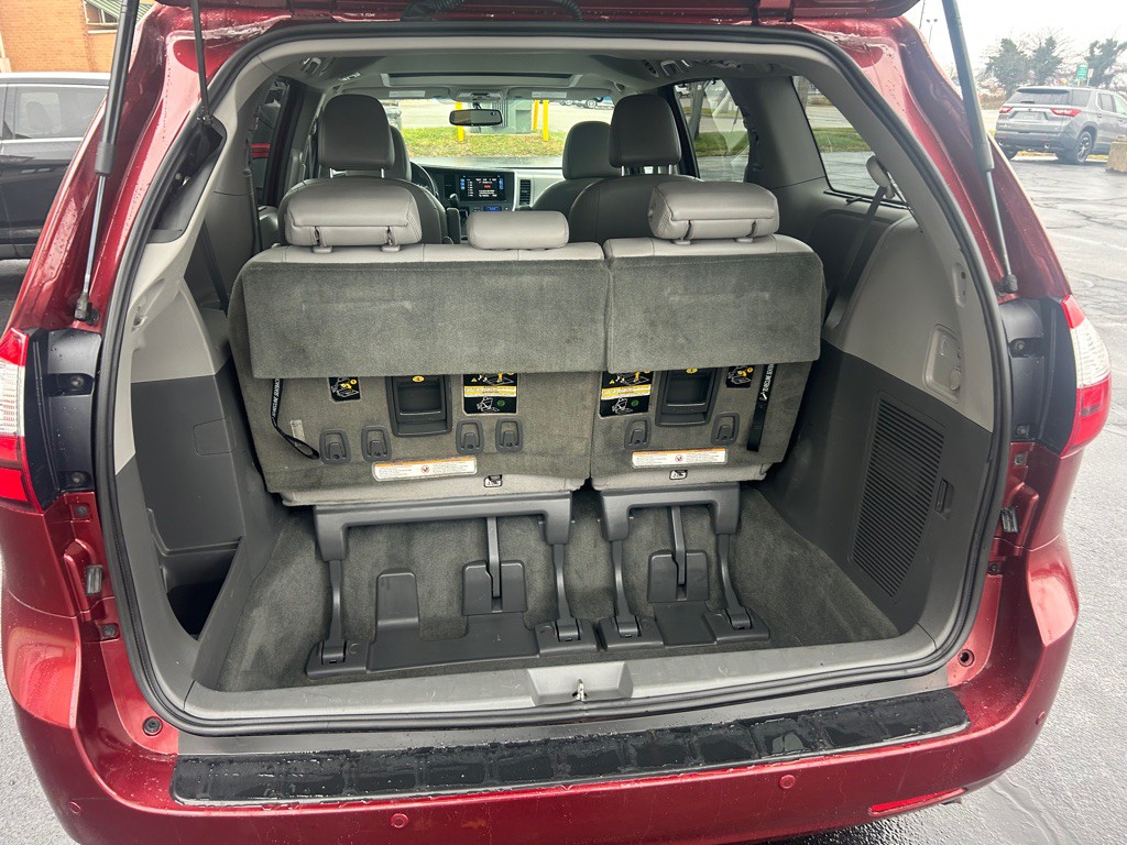 2017 Toyota Sienna Image 12