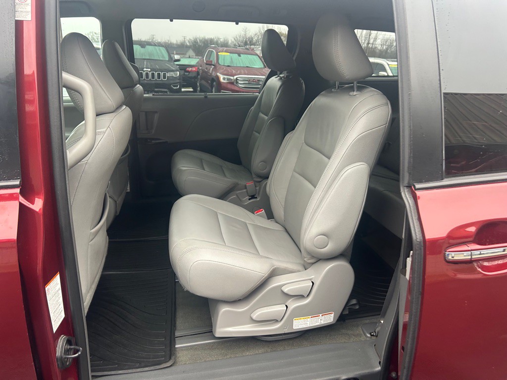 2017 Toyota Sienna Image 14