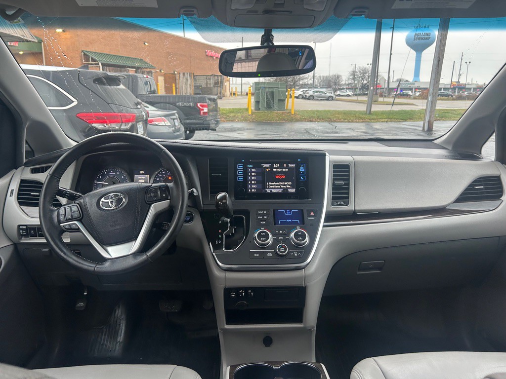 2017 Toyota Sienna Image 16
