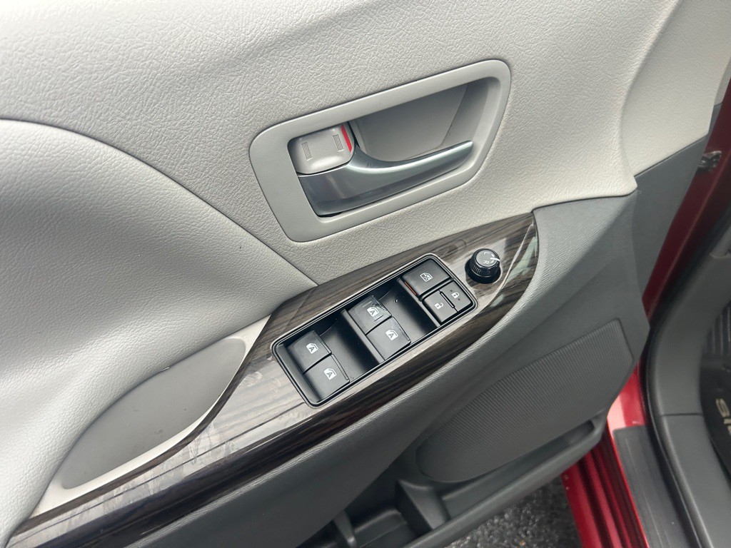 2017 Toyota Sienna Image 19