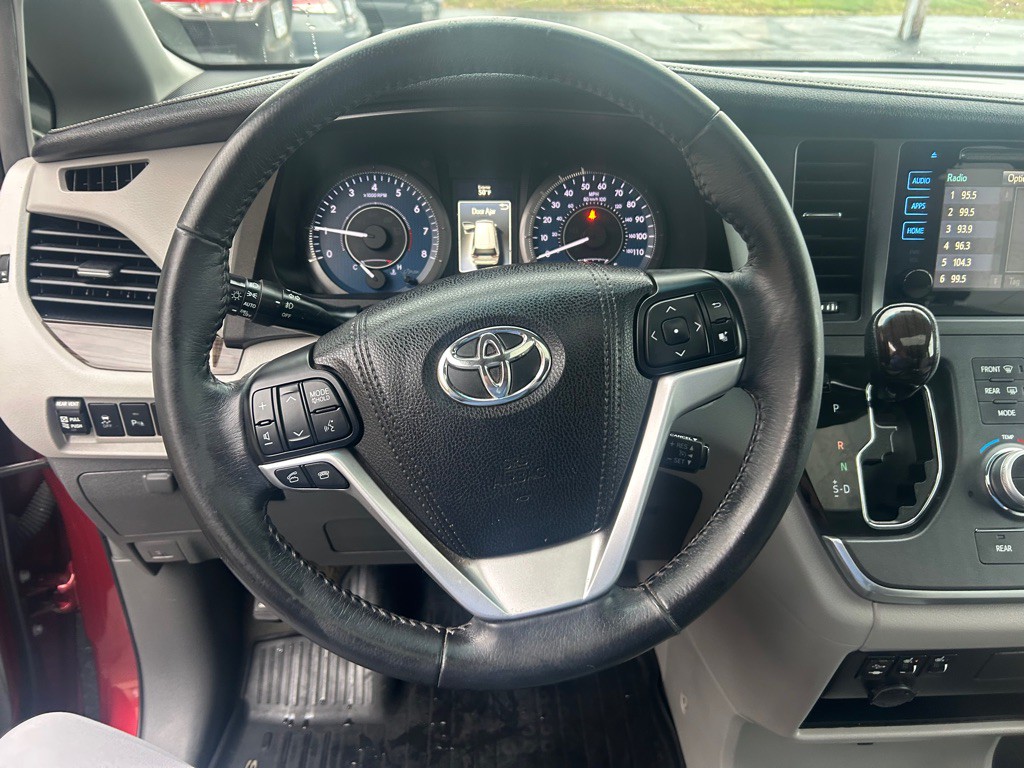 2017 Toyota Sienna Image 20