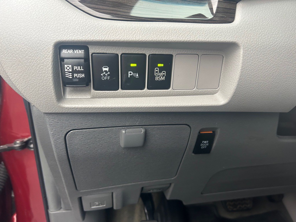 2017 Toyota Sienna Image 24