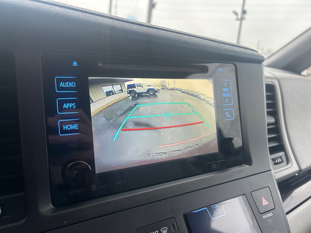 2017 Toyota Sienna Image 26