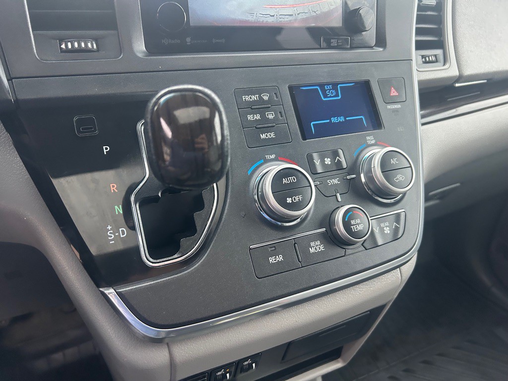 2017 Toyota Sienna Image 27
