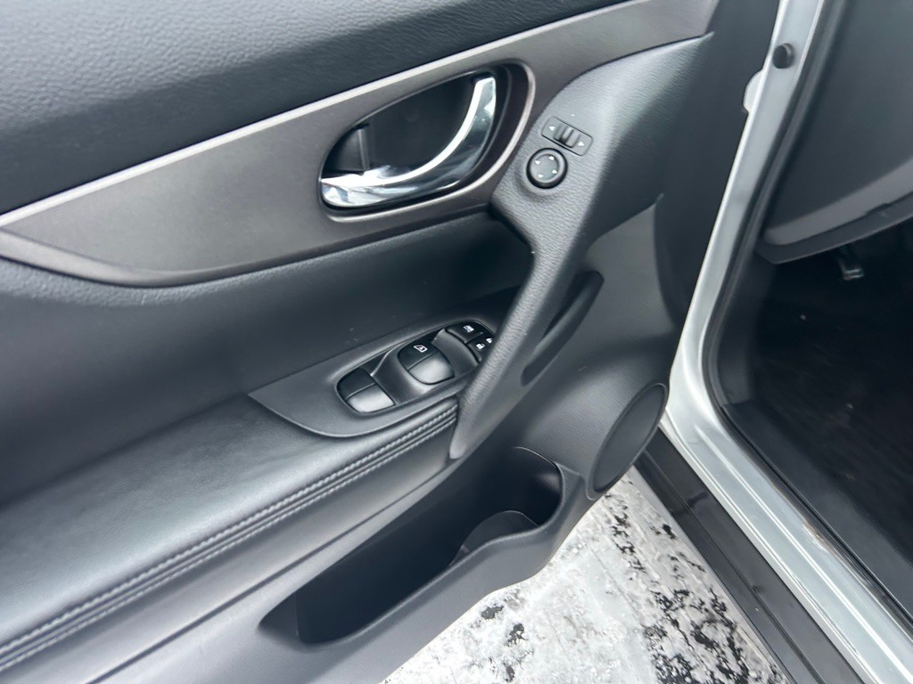 2015 Nissan Rogue Image 16