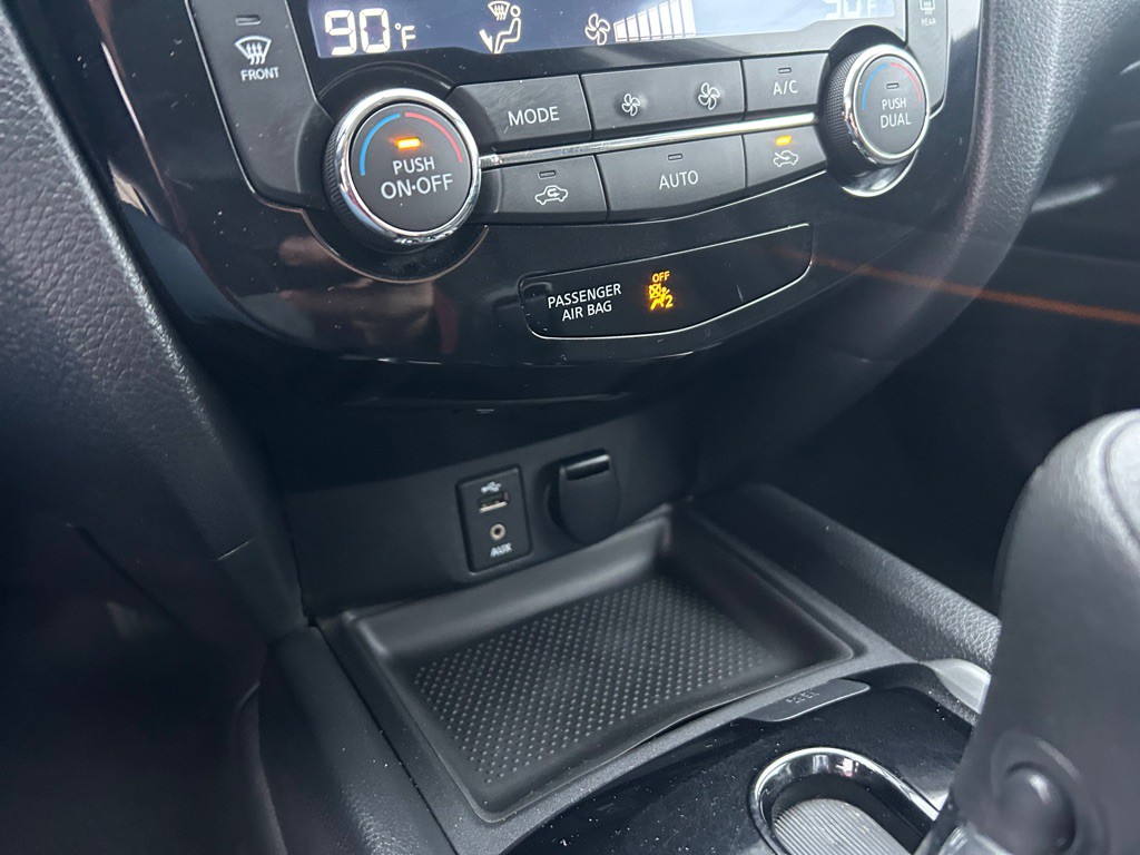 2015 Nissan Rogue Image 24