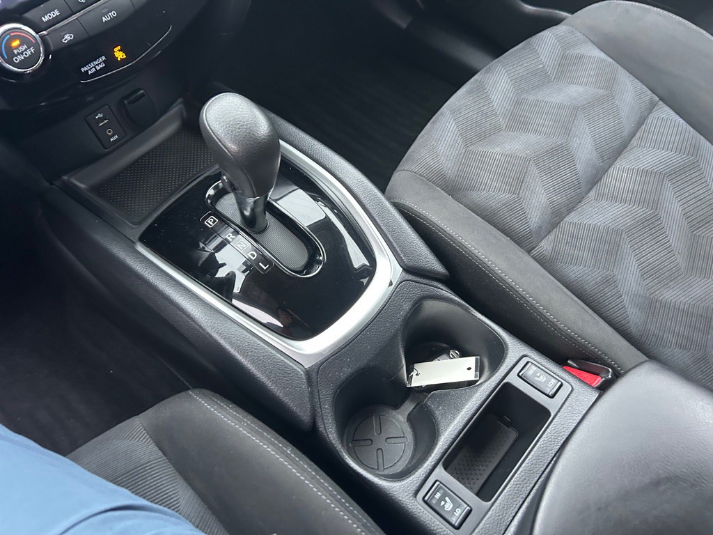 2015 Nissan Rogue Image 25