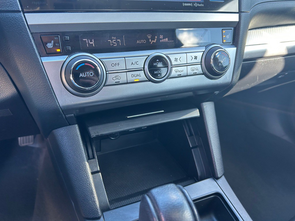 2016 Subaru Legacy Image 24