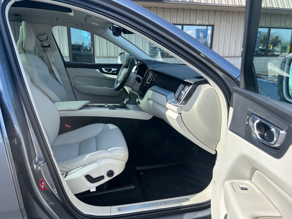 2018 Volvo XC60 Image 8