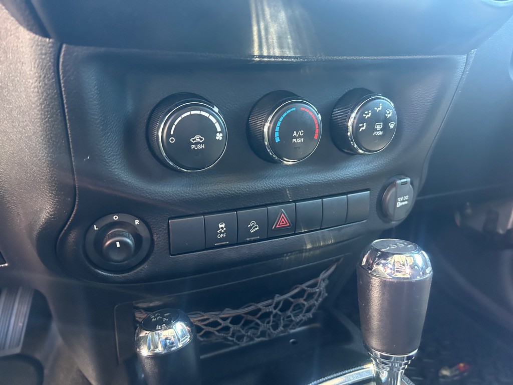 2013 Jeep Wrangler Image 18