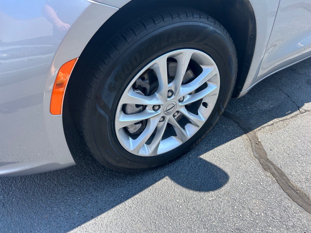 2021 Chrysler Pacifica Image 4