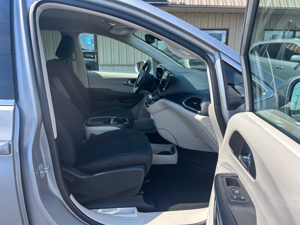 2021 Chrysler Pacifica Image 8