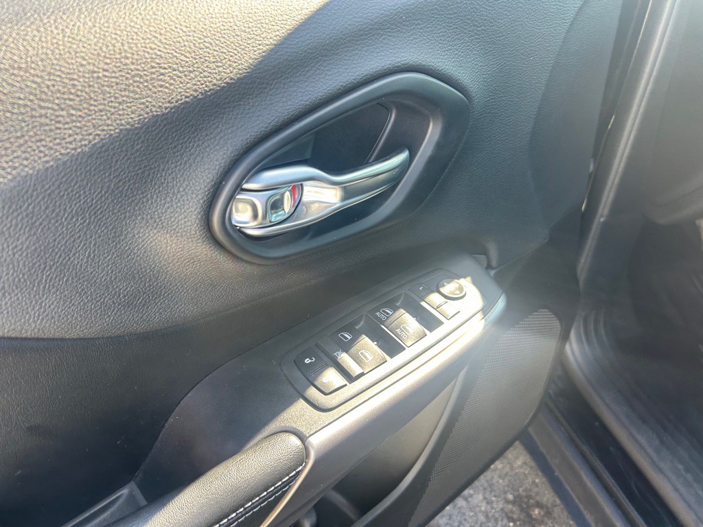 2019 Jeep Cherokee Image 14