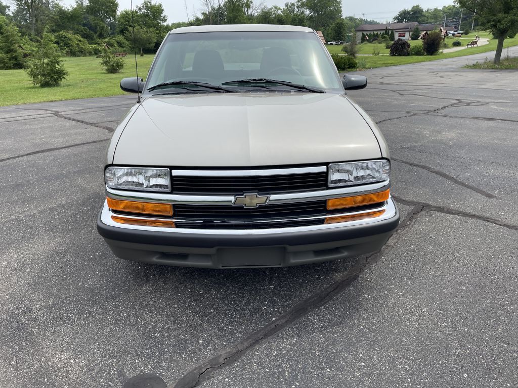 1999 Chevrolet S10 Image 2