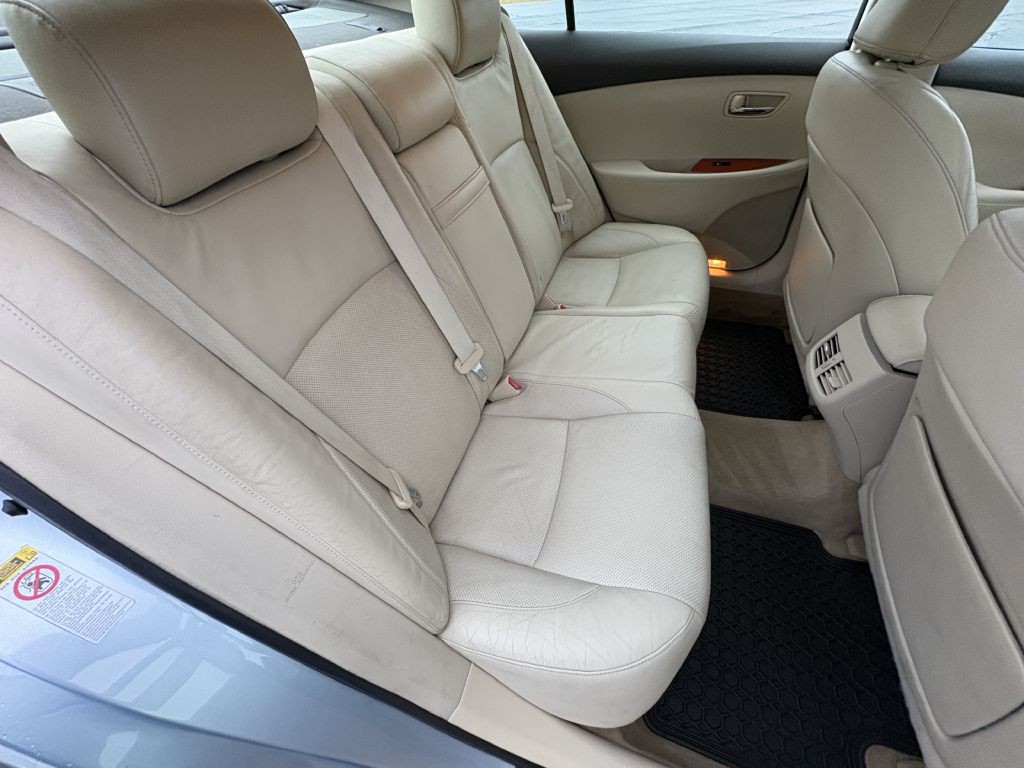 2011 Lexus ES Image 16