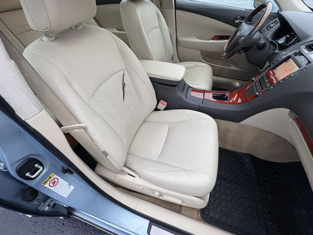 2011 Lexus ES Image 28