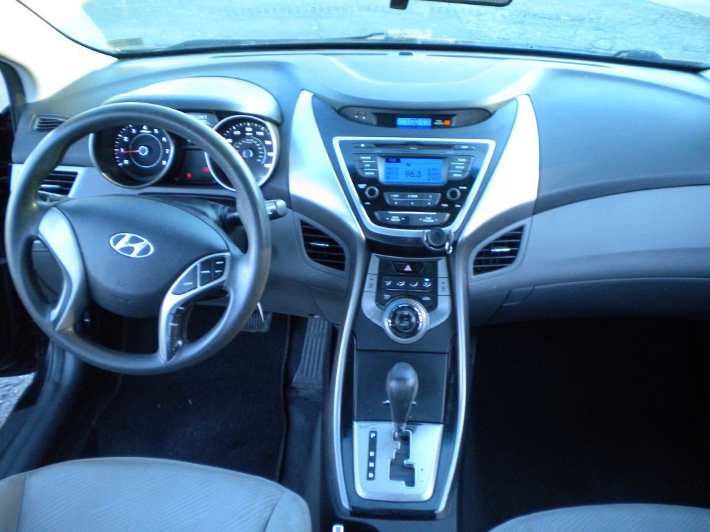 2013 Hyundai Elantra Image 16