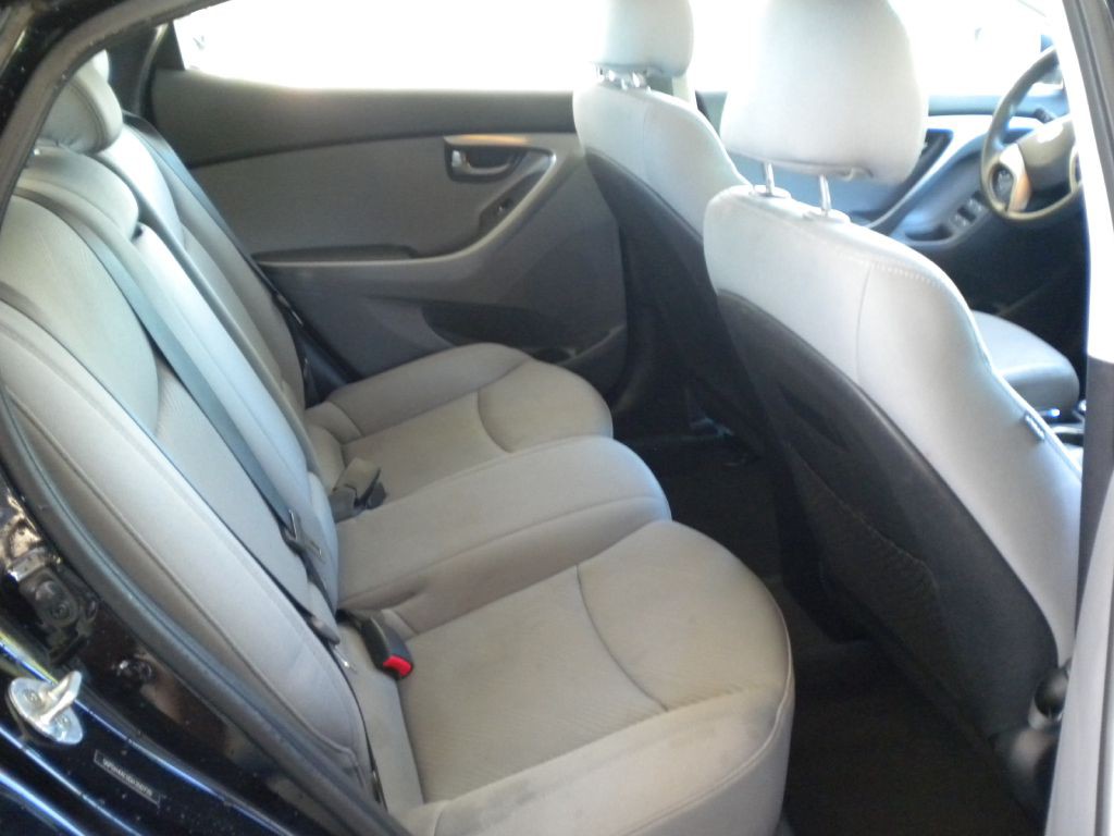 2013 Hyundai Elantra Image 16