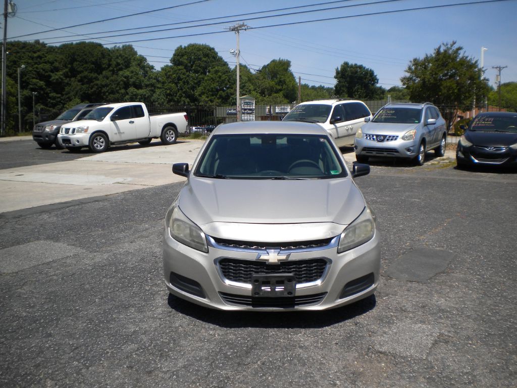 2014 Chevrolet Malibu Image 2