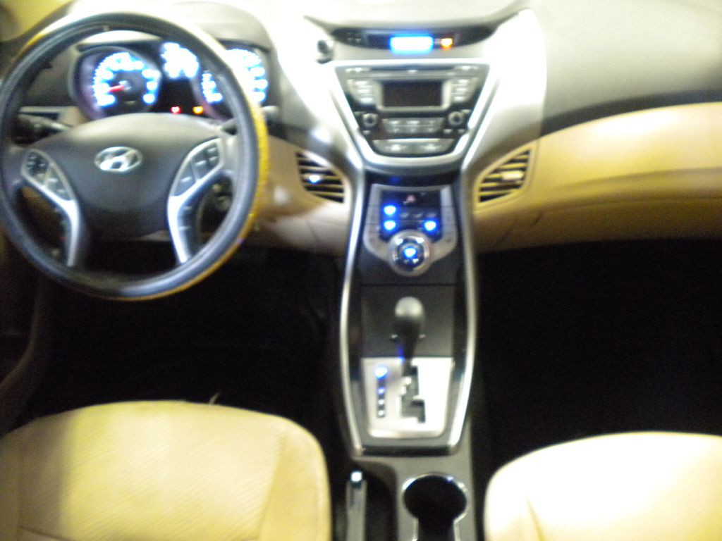 2013 Hyundai Elantra Image 17
