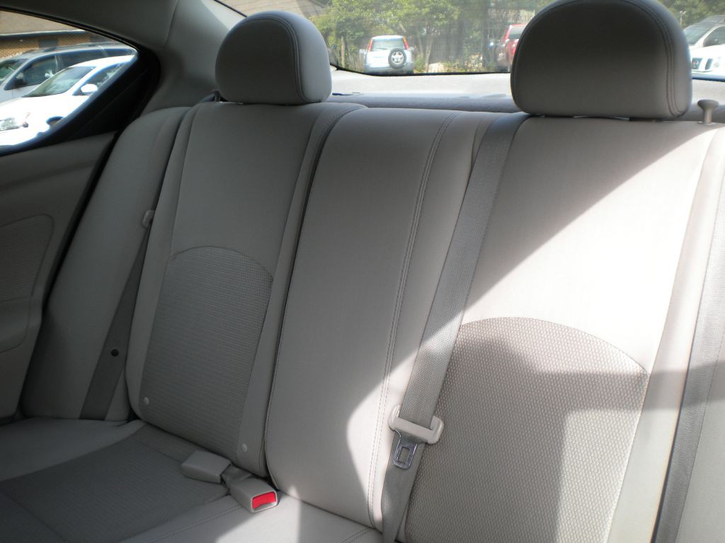 2016 Nissan Versa Image 11