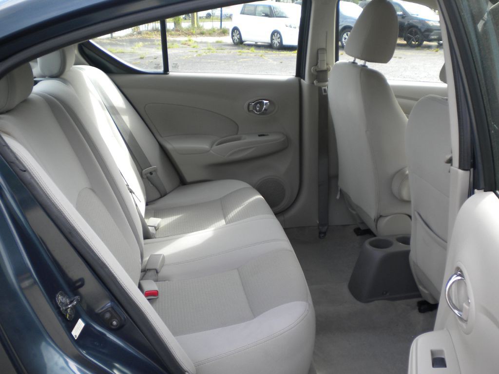2016 Nissan Versa Image 16