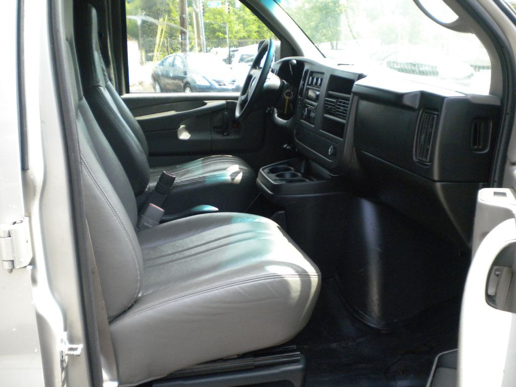 2008 Chevrolet Express Image 11