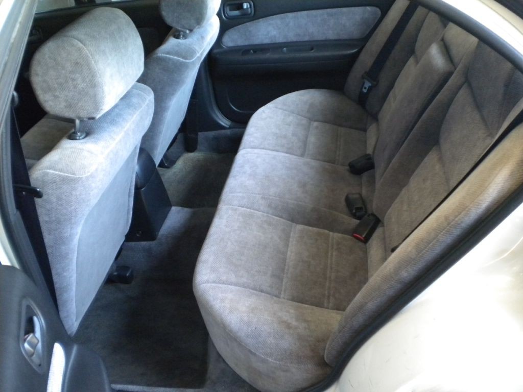 1997 Nissan Maxima Image 12