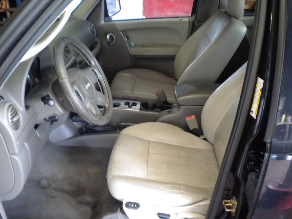 2005 Jeep Liberty Image 10