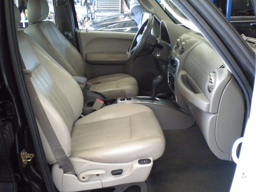 2005 Jeep Liberty Image 14