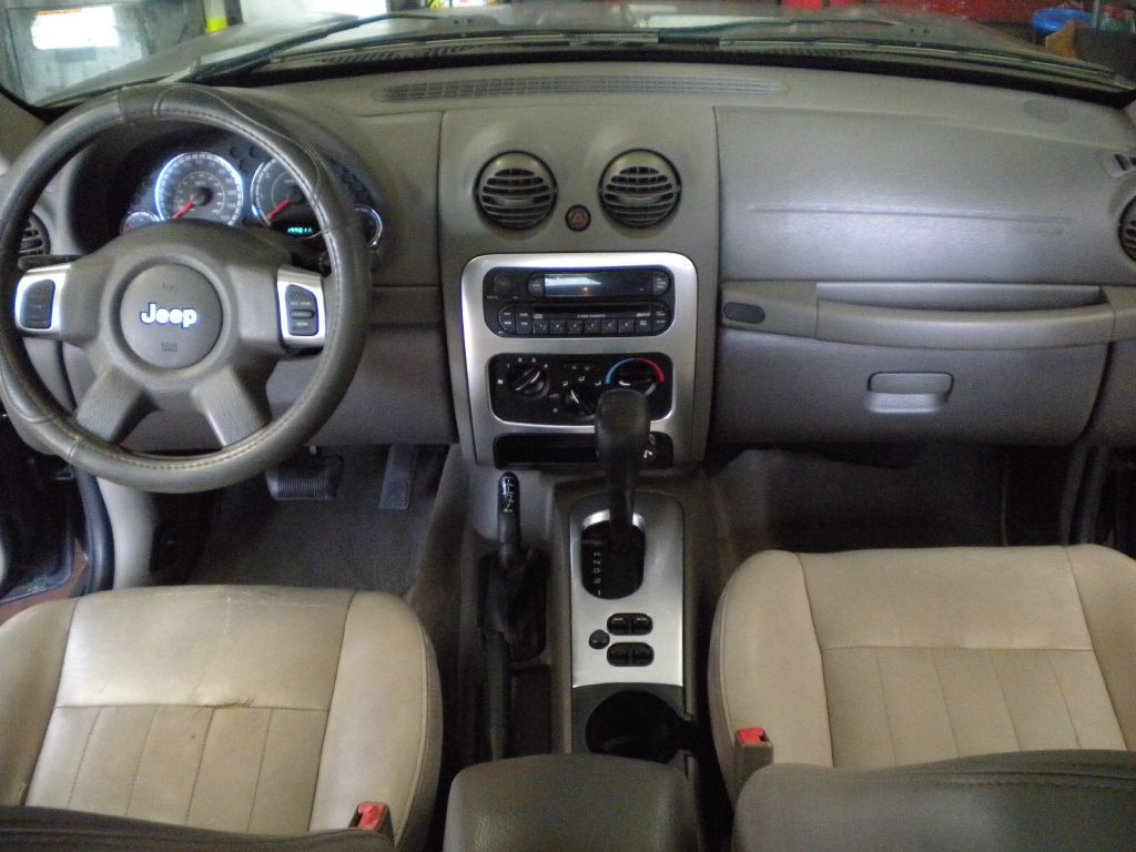 2005 Jeep Liberty Image 18
