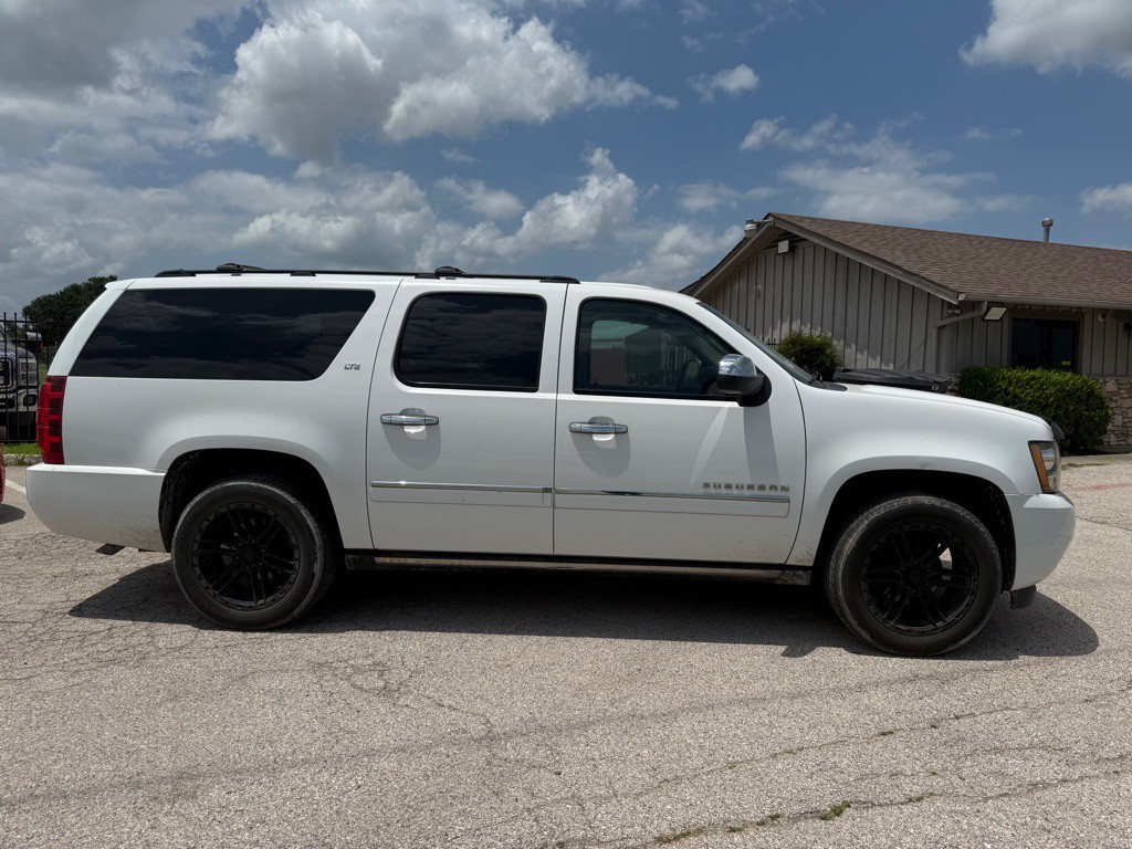2011 Chevrolet Suburban Image 4