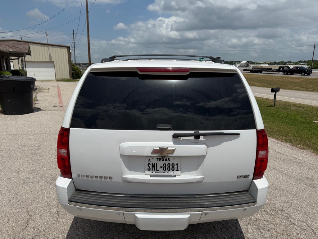 2011 Chevrolet Suburban Image 6