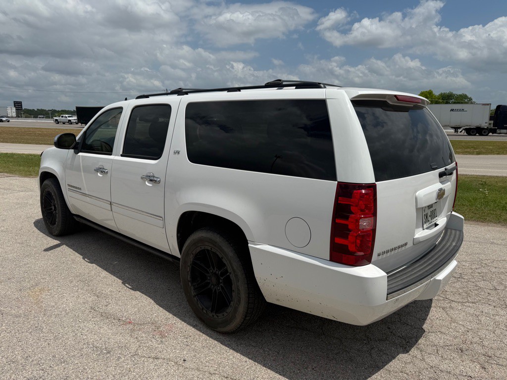 2011 Chevrolet Suburban Image 8