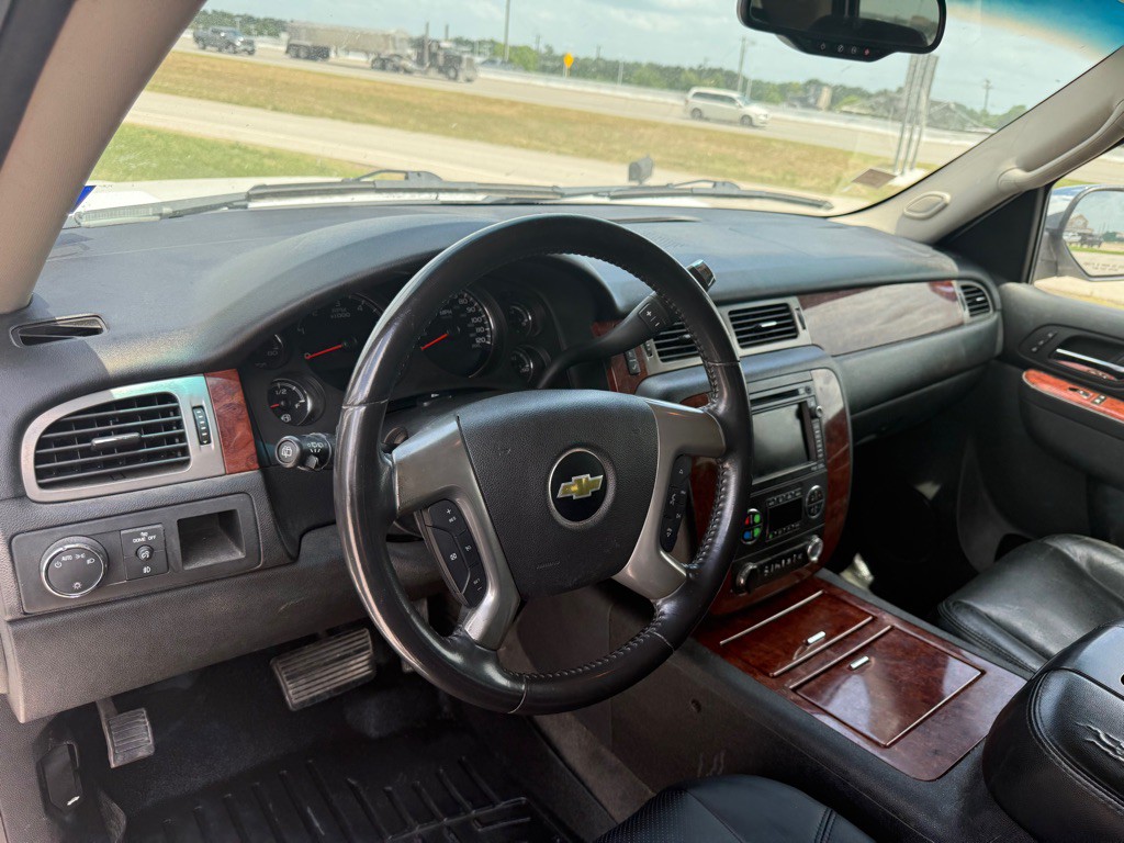 2011 Chevrolet Suburban Image 12
